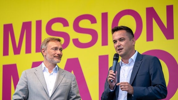 Christian Lindner (l), Bundesvorsitzender der FDP und Bundesfinanzminister, steht neben Robert Malorny, FDP-Spitzenkandidat für Sachsen, während einer Wahlkampfkundgebung.