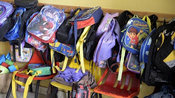 Kindergarten-Taschen hängen an der Wand. 