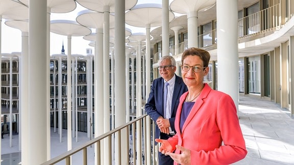 Katrin Leonhardt, Vorstandsvorsitzende Sächsische Aufbaubank, steht mit Hartmut Vorjohann (CDU), Finanzminister von Sachsen, auf einem Balkon der SAB in Leipzig.