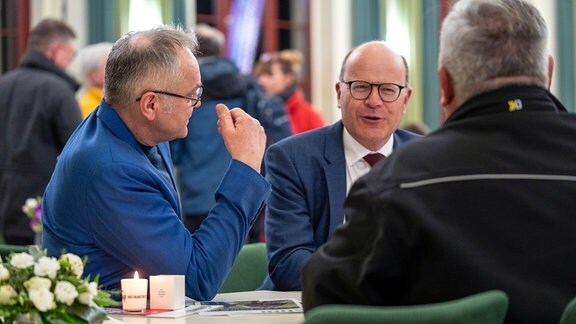 Menschen in einem Saal