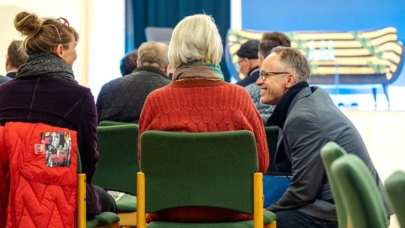 Menschen in einem Saal