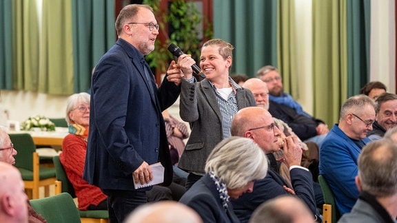 Menschen in einem Saal