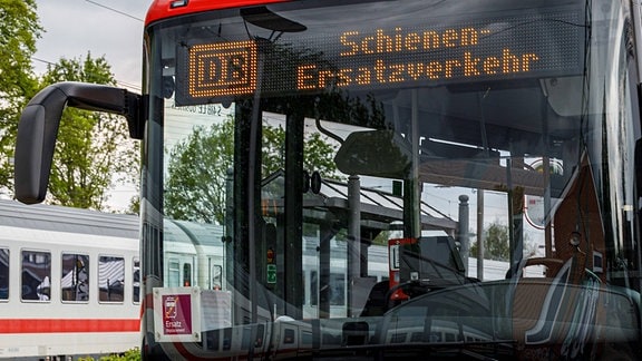 Ein Bus mit der Aufschrift Schienen-Ersatzverkehr und dem Logo der DB, Deutschen Bundesbahn im Display.