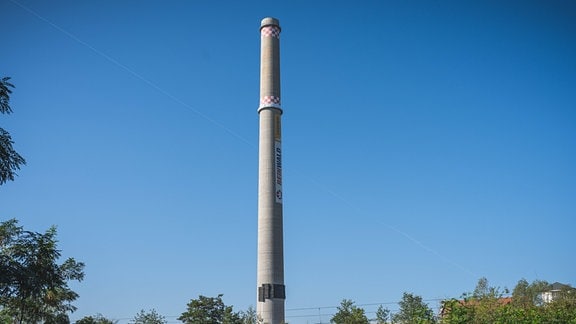 Schornsteinsprengung am ehemaligen Heizkraftwerk Max Reimann in Leipzig Nach der Sprengung des Schornsteins des ehemaligen Heizkraftwerks Max Reimann ist eine große Staubwolke zu sehen.