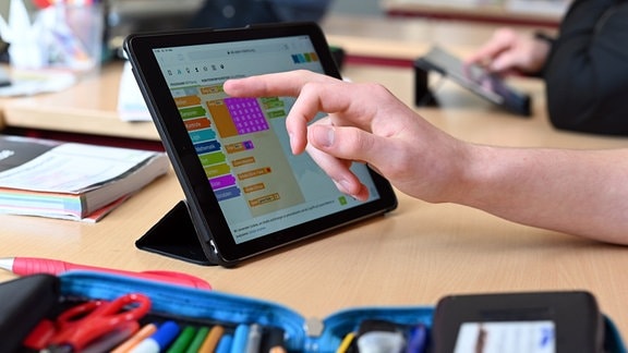 Realschüler arbeiten in einer Unterrichtsstunde mit Tablets. 