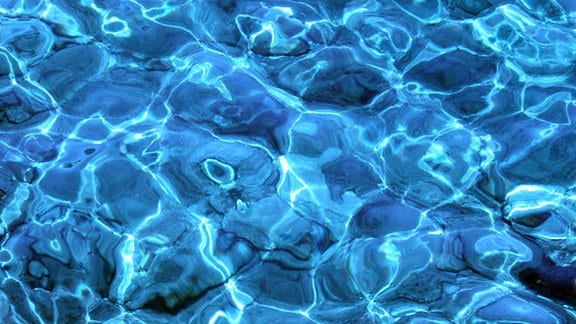 Blaues Wasser in einem Schwimmbad.