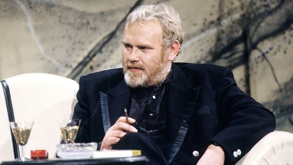 Gunther Emmerlich, 1990 bei der Sendung "Showkolade" mit Zigarillo auf dem Sofa sitzend