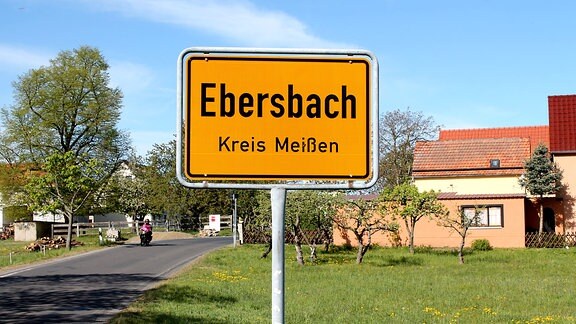 Blick auf das Ortseingangsschild von Ebersbach