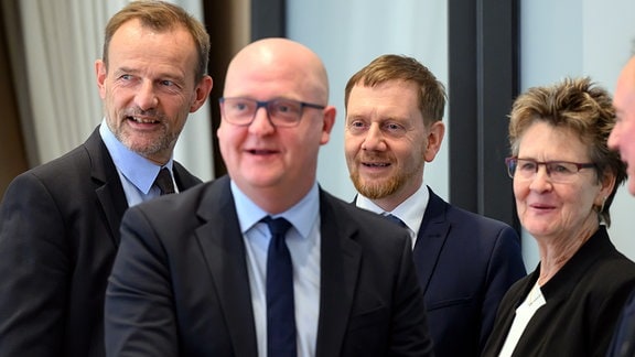 Jörg Scheibe (l-r), Co-Vorsitzender des BSW in Sachsen, Henning Homann, Co-Vorsitzender der SPD in Sachsen, Michael Kretschmer (CDU), Ministerpräsident von Sachsen, und Sabine Zimmermann, Co-Vorsitzende des BSW Sachsen, vor Beginn der Sondierungsgespräche