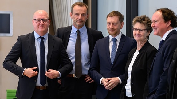 Henning Homann (l-r), Co-Vorsitzender der SPD in Sachsen, Jörg Scheibe, Co-Vorsitzender des BSW in Sachsen, Michael Kretschmer (CDU), Ministerpräsident von Sachsen, Sabine Zimmermann, Co-Vorsitzende des BSW Sachsen, und Medienwissenschaftler Marcel Machill (BSW)