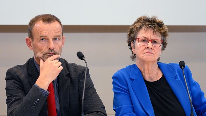 Sabine Zimmermann (r), Co-Vorsitzende des BSW Sachsen, und Jörg Scheibe, Co-Vorsitzender des BSW in Sachsen, sitzen während einer Pressekonferenz im Sächsischen Landtag auf dem Podium.