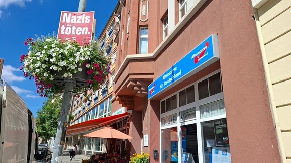 Vor einem AfD Büro hängt ein Schild mit der Aufschrift "Nazis töten".