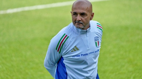 Portrait: Luciano Spalletti, italienischer Cheftrainer, auf dem Platz