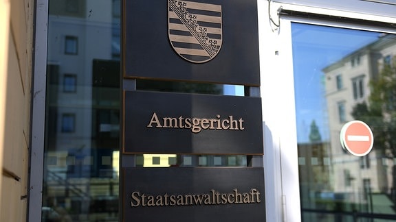 Ein Schild weist 2018 am Eingang zum Justizzentrum in Chemnitz auf den Sitz des Amtsgerichts und der Staatsanwaltschaft hin.