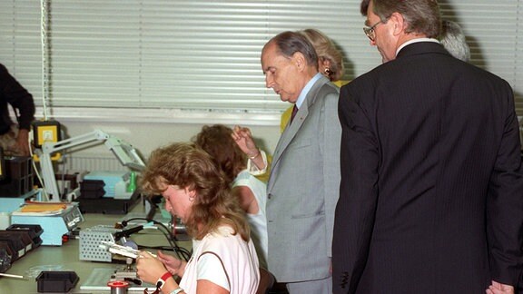 Frankreichs Staatspräsident Francois Mitterand besuchte 1991 die RFT/SEL Nachrichtenelektronik GmbH in Rochlitz