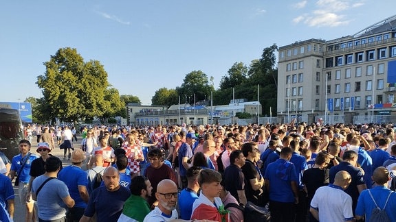 Menge vor dem Stadion in Leipzig.