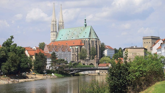 Der Fluss Neiße teilt die Stadt Görlitz (Sachsen) (l) in ihren deutschen Teil und ihren polnischen Teil Zgorzelec.