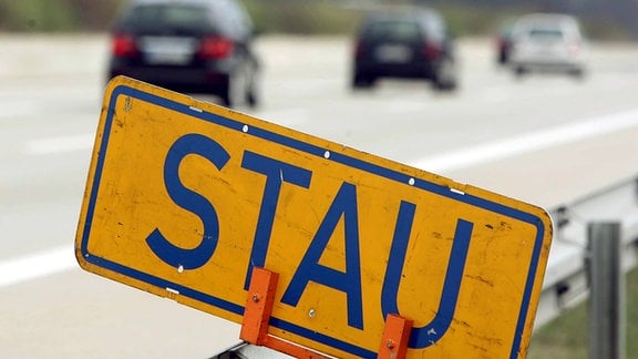 Ein Schild «Steu» warnt die Autofahrer am Hermsdorfer Kreuz.