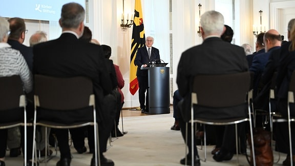 Bundespräsident Frank-Walter Steinmeier spricht bei der Veranstaltung „Demokratie beginnt vor Ort“.
