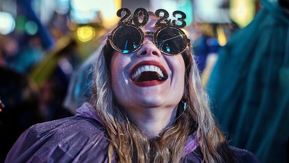 Eine Frau trägt einen Kopfschmuck mit der Jahreszahl 2023.