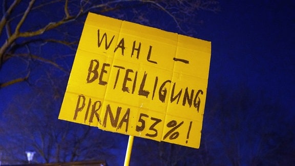 Transparent einer linken Demo, dass niedrige Wahlbeteiligung in Pirna thematisiert.