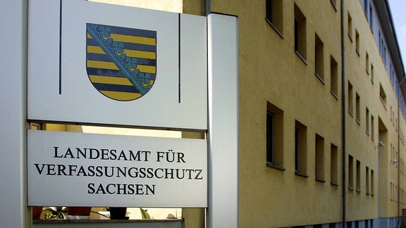 Eingangsschild des Landesamtes für Verfassungsschutz Sachsen in Dresden