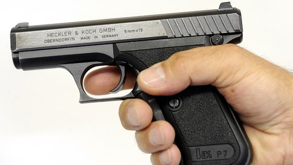 Eine Polizei-Handfeuerwaffe vom Typ P7 des Herstellers Heckler & Koch