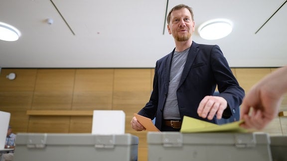 Michael Kretschmer (CDU), Ministerpräsident von Sachsen, gibt in Dresden seine Stimmen ab. 