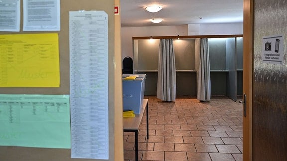 Leere Wahlkabinen sind in einem Wahllokal zu sehen.
