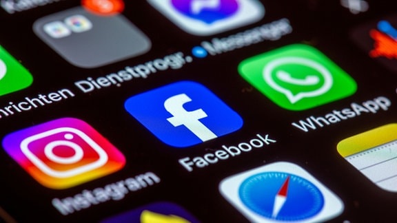Die Apps Instagram, Facebook und WhatsApp sind auf dem Display eines Smartphones zu sehen.
