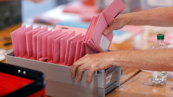 Bei der Auszählung der Briefwahlstimmen im Briefwahlzentrum