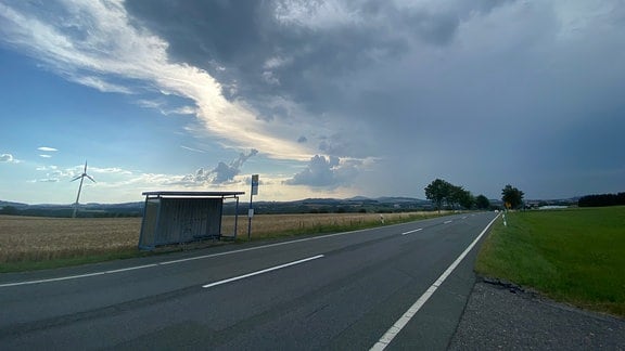 Aufziehende Unwetter über Feldern in Sachsen.