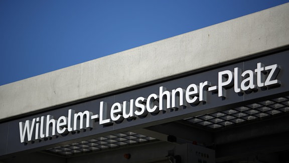 Ein Schriftzug an einer S-Bahn-Station weist auf den Wilhelm-Leuschner-Platz in Leipzig hin