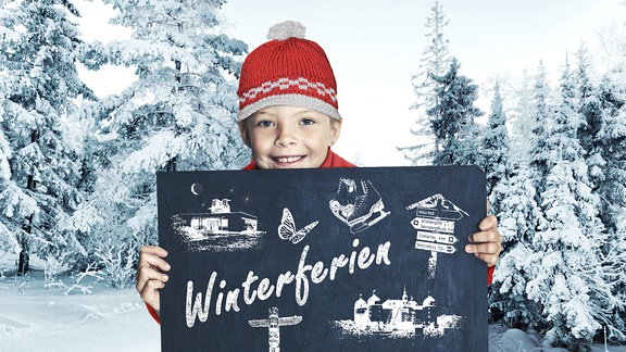 Ein Junge mit roter Mütze hält ein Schild mit der Aufschrift Winterferien.