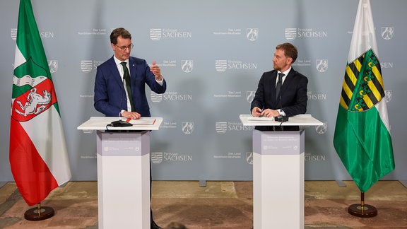 Michael Kretschmer (r, beide CDU), Ministerpräsident von Sachsen, und Hendrik Wüst, Ministerpräsident von Nordrhein-Westfalen, sprechen nach der gemeinsamen Kabinettssitzung der beiden Staatsregierungen in einer Pressekonferenz in der Baumwollspinnerei.
