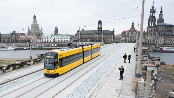 Eine Straßenbahn fährt 2022 über die Augustusbrücke in Dresden.