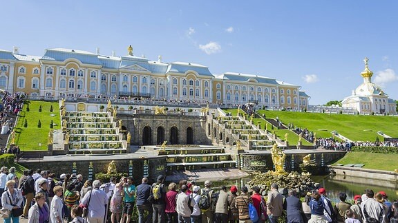Touristen im Schloss Peterhof in Sankt Petersburg