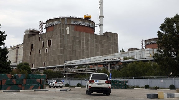 Eine Fahrzeugkolonne mit Mitgliedern der Internationalen Atomenergiebehörde (IAEA) trifft im Kernkraftwerk Saporischschja ein. 