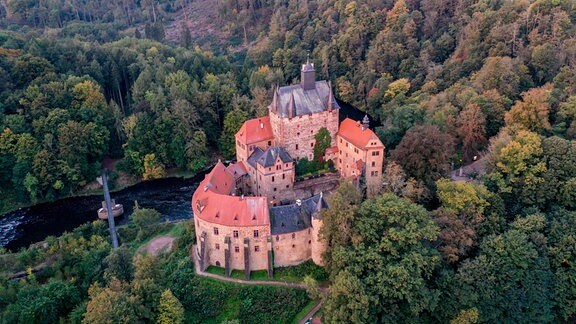 Burg Kriebstein und den Fluss Zschopau und die Wälder im Abendlicht
