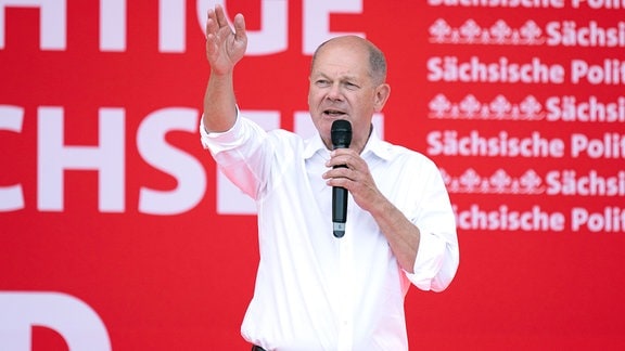Bundeskanzler Olaf Scholz (SPD) bei auf einer SPD-Wahlkampfveranstaltung auf dem Schlossplatz auf der Bühne.