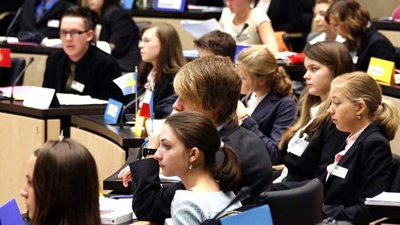 Schülerinnen und Schüler nehmen an der Aktion "Modell Europa Parlament Deutschland" im Bundesrat teil