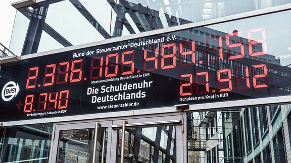 Blick auf die sogenannte "Schuldenuhr Deutschlands", die am Eingang des Gebäudes vom Bund der Steuerzahler Deutschland e. V. hängt.