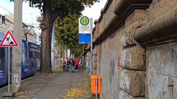 Kinder an Straßenbahnhaltestelle