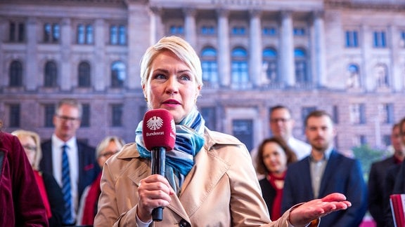 Manuela Schwesig (SPD), Ministerpräsidentin von Mecklenburg-Vorpommern und derzeitige Bundesratspräsidentin eröffnet den Ausstellungsraum des Bundesrats für die Feierlichkeiten zum Tag der Deutschen Einheit.