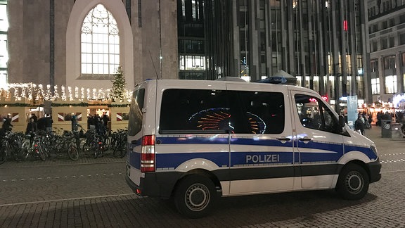 Ein Polizeiauto steht auf dem Weihnachtsmarkt. 