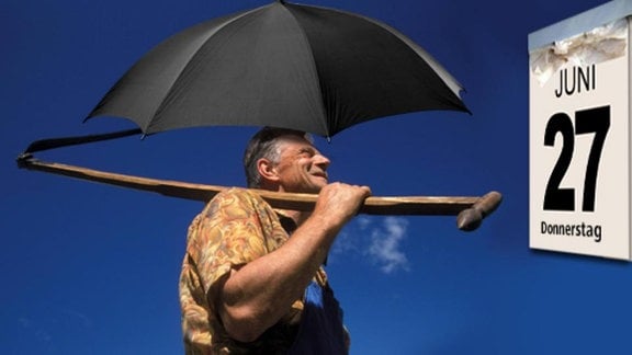 Collage: Ein Bauer mit Sense und Regenschirm schaut auf den Kalender