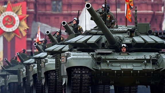 Russische T-72B3M Kampfpanzer fahren während einer Militärparade am Tag des Sieges, der den 77. Jahrestag des Sieges über Nazi-Deutschland im Zweiten Weltkrieg markiert, auf dem Roten Platz im Zentrum von Moskau.