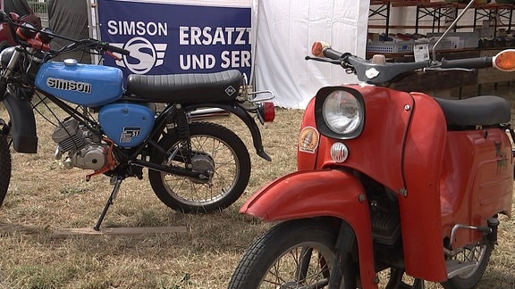 Rotes und blaues Simson-Moped