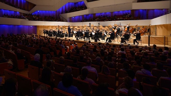 Das Kyiv Symphony Orchestra spielt am Abend im Kulturpalast.Dresden