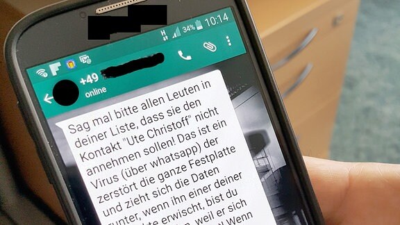 Eine Ketten-Warnnachricht per Whatsapp auf einem Smartphone.